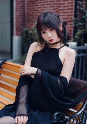 被迫成为女同学的脚奴袜奴